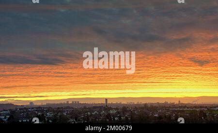 Glasgow, Schottland, Vereinigtes Königreich 3.. Dezember 2022. UK Weather: Wolkenkratzer über dem Westende sah man einen bunten Himmel über den Makrelen, als die Stadt zu einem Kaltstart erwachte. Credit Gerard Ferry/Alamy Live News Stockfoto