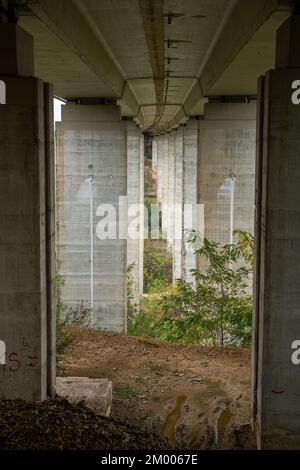 Säulen einer Autobahnbrücke, von unten gesehen. Abruzzen, Italien Stockfoto