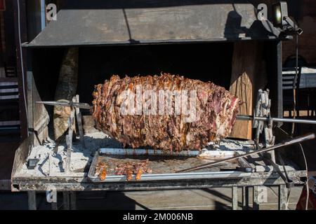 Türkische Cag Kebab auf Pole in horizontaler Position Stockfoto