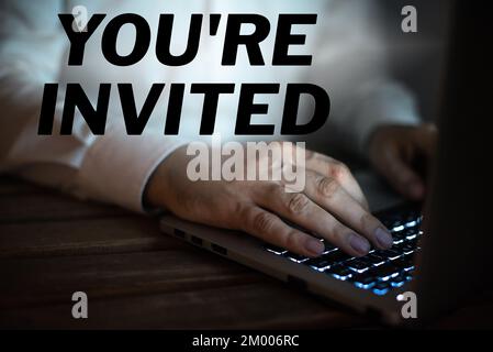 Das Textzeichen zeigt an, dass Sie eingeladen sind. Bitte begleiten Sie uns zu unserer Feier Willkommen sei ein Gast Stockfoto