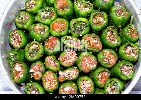 Stapel gefüllter Paprika gefüllt ägyptischen Mahshi und gefüllt mit weißem Reis, Zwiebeln, Petersilie, Dill und Koriander, selektive Fokus der arabischen ägyptischen Stockfoto