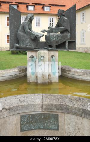 Brunnen und Denkmal für Roswitha von Gandersheim mit Otto I. dem Großen, König, Kaiser, Mittelalter, Skulptur, Inschrift: Bad Gandersheim, Lower Sa Stockfoto