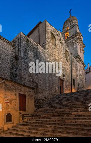 Die Treppe zur mittelalterlichen Co-Kathedrale Santa Maria Assunta in der Stadt Vieste. Vieste, Provinz Foggia, Apulien, Italien, Europa Stockfoto