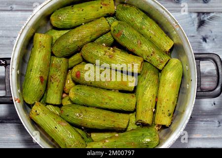 Gefüllte Kürbis, Zucchini, Mark, Mahshi oder Zucchini gefüllt mit weißem Reis, Zwiebeln, Petersilie, Dill und Koriander, selektiver Schwerpunkt der arabischen Ägypter Stockfoto