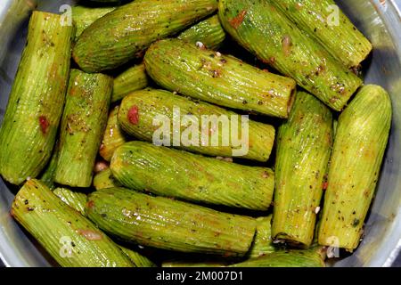 Gefüllte Kürbis, Zucchini, Mark, Mahshi oder Zucchini gefüllt mit weißem Reis, Zwiebeln, Petersilie, Dill und Koriander, selektiver Schwerpunkt der arabischen Ägypter Stockfoto