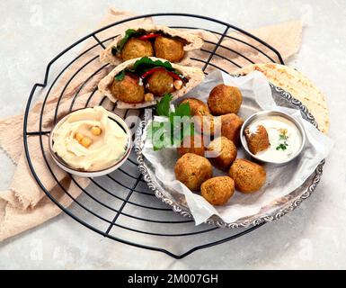 Nahöstlich, arabische Gerichte mit Falafel, Hummus, Pita. Halal-Essen. Libanesische Küche. Stockfoto