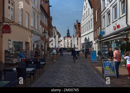 Einkaufsstraße in der Altstadt mit Blick auf das historische Rathaus, Lüneburg, Niedersachsen, Deutschland, Europa Stockfoto