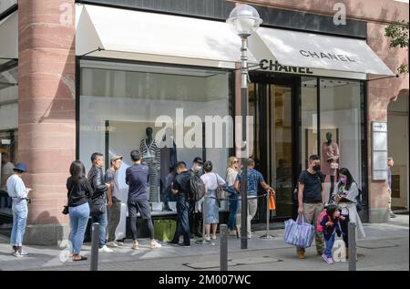 Queue, Chanel, Shopping, Menschen, Goethestraße, Frankfurt am Main, Hessen, Deutschland, Europa Stockfoto