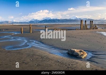 Abendliche Atmosphäre im Homer Spit mit Blick über den Sandstrand und die Kachemak Bay zu den Kenai Mountains im Hintergrund, Kenai Halbinsel, Alaska, USA Stockfoto