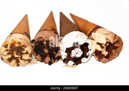 Sammlung verschiedener Arten von Eiscreme-Zapfen aus Kakao- und Vanilleschokolade mit Schokoladenstückchen in knusprigen Waffel-Zapfen, Schokolade Stockfoto