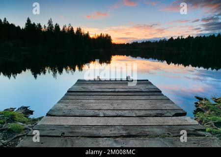 Badesteg in der Abenddämmerung am Ufer des Sumpfsees Etang de la Gruère im Kanton Jura, Schweiz, Europa Stockfoto