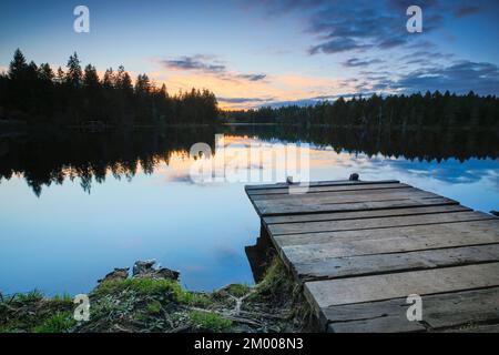 Badesteg in der Abenddämmerung am Ufer des Sumpfsees Etang de la Gruère im Kanton Jura, Schweiz, Europa Stockfoto