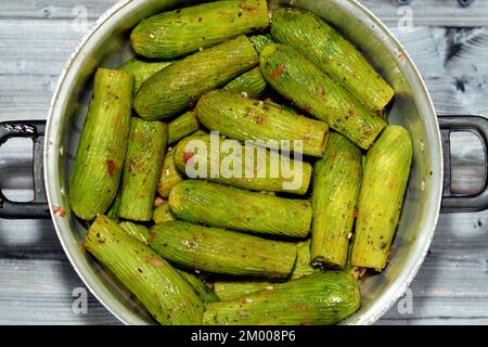 Gefüllte Kürbis, Zucchini, Mark, Mahshi oder Zucchini gefüllt mit weißem Reis, Zwiebeln, Petersilie, Dill und Koriander, selektiver Schwerpunkt der arabischen Ägypter Stockfoto