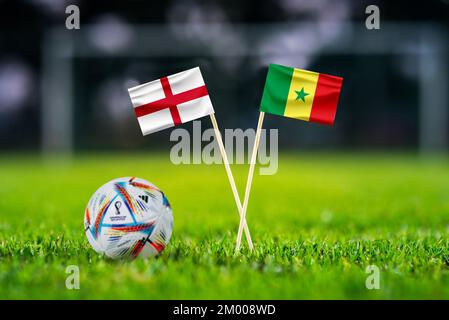 KATAR, DOHA, NOVEMBER 29. 2022: England - Senegal. Acht-Finale, letztes Fußballspiel 16. Offizieller Ball der FIFA-Weltmeisterschaft Katar 2022 auf grünem Gras. Soc Stockfoto
