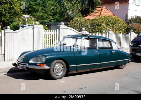 Vintage Citroen DS auf der Straße vor einem Gartenzaun, Varel, Niedersachsen, Deutschland, Europa Stockfoto