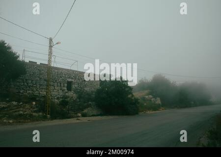 Neblige Straße im Mount Lebanon Stockfoto