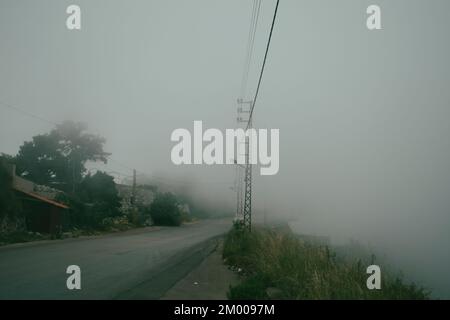 Neblige Straße im Mount Lebanon Stockfoto