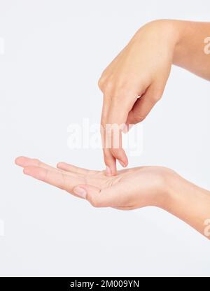 Lass deine Finger laufen. Zugeschnittenes Bild von Fingern, die Gesten machen. Stockfoto