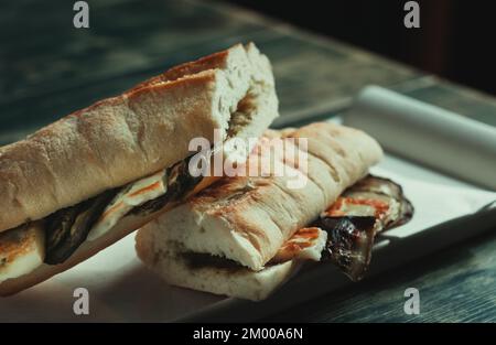 Nahaufnahme von Käse- und Gemüsesandwich Stockfoto