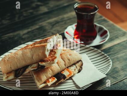 Nahaufnahme von Käse- und Gemüsesandwich Stockfoto