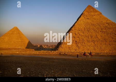 Gizeh, Großraum Kairo, Ägypten. 1.. Dezember 2022. Gizeh, Ägypten. 01. Dezember 2022 Die wichtigsten Pyramiden auf dem Gizeh-Plateau im Großraum Kairo, Ägypten. Die monumentalen Gräber sind Teil einer größeren Anlage, die einen Palast und Tempel beinhaltete und zwischen 2600 und 2500 v. Chr. während des Alten Königreichs Ägyptens errichtet wurde. Die große Pyramide, die größte der Pyramiden von Gizeh, gilt als eines der sieben antiken Weltwunder (Kreditbild: © Ahmad Hasaballah/IMAGESLIVE via ZUMA Press Wire) Stockfoto