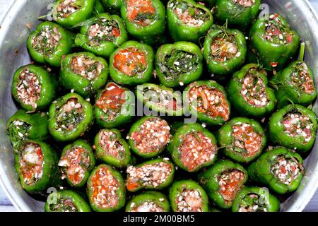 Stapel gefüllter Paprika gefüllt ägyptischen Mahshi und gefüllt mit weißem Reis, Zwiebeln, Petersilie, Dill und Koriander, selektive Fokus der arabischen ägyptischen Stockfoto