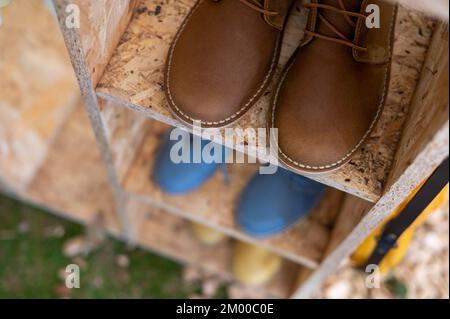 Großer Blickwinkel mit selektivem Fokus auf Schuhen Stockfoto