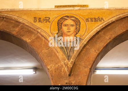 Madaba, Jordanien - 5. November 2022: Innenwände der griechisch-orthodoxen Kirche St. George, bekannt als byzantinisches und Umayyad-Mosaik Stockfoto