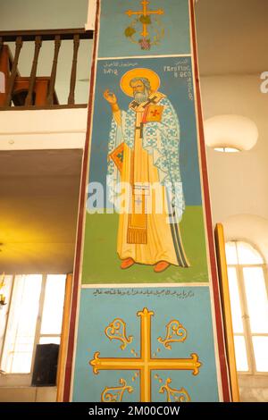 Madaba, Jordanien - 5. November 2022: Innenwände der griechisch-orthodoxen Kirche St. George, bekannt als byzantinisches und Umayyad-Mosaik Stockfoto