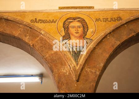 Madaba, Jordanien - 5. November 2022: Innenwände der griechisch-orthodoxen Kirche St. George, bekannt als byzantinisches und Umayyad-Mosaik Stockfoto