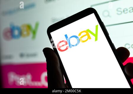 Polen. 02.. Dezember 2022. In dieser Abbildung wird ein eBay-Logo auf einem Smartphone angezeigt. Kredit: SOPA Images Limited/Alamy Live News Stockfoto