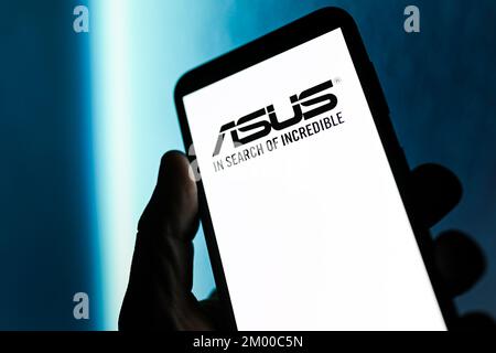 Polen. 02.. Dezember 2022. In dieser Abbildung wird ein Asus-Logo auf einem Smartphone angezeigt. Kredit: SOPA Images Limited/Alamy Live News Stockfoto