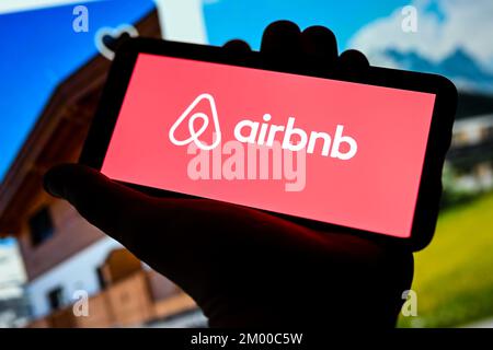 Polen. 02.. Dezember 2022. In dieser Abbildung wird ein Airbnb-Logo auf einem Smartphone angezeigt. Kredit: SOPA Images Limited/Alamy Live News Stockfoto