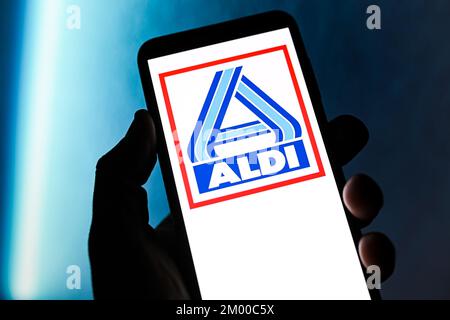 Polen. 02.. Dezember 2022. In dieser Abbildung ist ein Aldi-Logo auf einem Smartphone zu sehen. Kredit: SOPA Images Limited/Alamy Live News Stockfoto