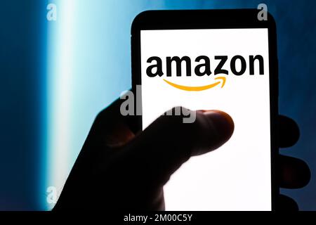 Polen. 02.. Dezember 2022. In dieser Abbildung wird ein Amazon-Logo auf einem Smartphone angezeigt. Kredit: SOPA Images Limited/Alamy Live News Stockfoto