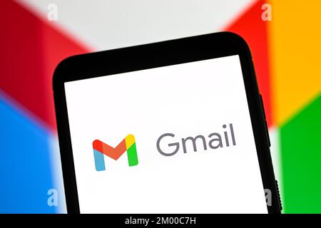 In dieser Abbildung wird ein Google Gmail-Logo auf einem Smartphone angezeigt. Stockfoto