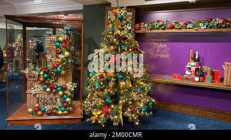 Es sieht langsam wie Weihnachten in London aus. Alle großen Einzelhändler haben Weihnachtsbäume und Schmuck ausgestellt und zum Verkauf. Fortnum & Mason und Harrods haben dort traditionelle Ausstellungen, die riesige Menschenmassen anziehen, um einkaufen zu gehen und Selfies an den Bäumen zu machen. Stockfoto