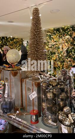 Es sieht langsam wie Weihnachten in London aus. Alle großen Einzelhändler haben Weihnachtsbäume und Schmuck ausgestellt und zum Verkauf. Fortnum & Mason und Harrods haben dort traditionelle Ausstellungen, die riesige Menschenmassen anziehen, um einkaufen zu gehen und Selfies an den Bäumen zu machen. Stockfoto