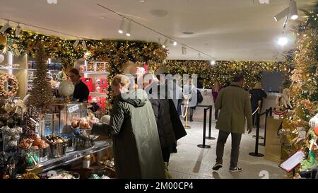 Es sieht langsam wie Weihnachten in London aus. Alle großen Einzelhändler haben Weihnachtsbäume und Schmuck ausgestellt und zum Verkauf. Fortnum & Mason und Harrods haben dort traditionelle Ausstellungen, die riesige Menschenmassen anziehen, um einkaufen zu gehen und Selfies an den Bäumen zu machen. Stockfoto