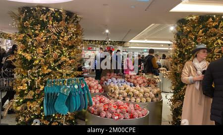 Es sieht langsam wie Weihnachten in London aus. Alle großen Einzelhändler haben Weihnachtsbäume und Schmuck ausgestellt und zum Verkauf. Fortnum & Mason und Harrods haben dort traditionelle Ausstellungen, die riesige Menschenmassen anziehen, um einkaufen zu gehen und Selfies an den Bäumen zu machen. Stockfoto