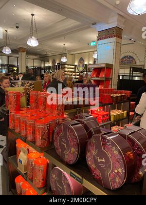 Es sieht langsam wie Weihnachten in London aus. Alle großen Einzelhändler haben Weihnachtsbäume und Schmuck ausgestellt und zum Verkauf. Fortnum & Mason und Harrods haben dort traditionelle Ausstellungen, die riesige Menschenmassen anziehen, um einkaufen zu gehen und Selfies an den Bäumen zu machen. Stockfoto