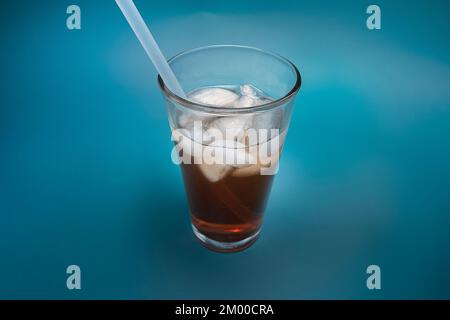 Eistee im Glas mit wiederverwendbarem Strohhalm retten den Planeten Stockfoto