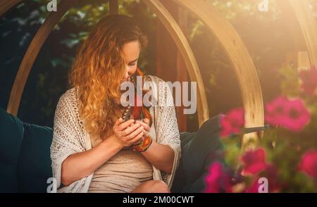 Kakaozeremonie im Garten, herzöffnende Medizin. Zeremonienraum. Stockfoto
