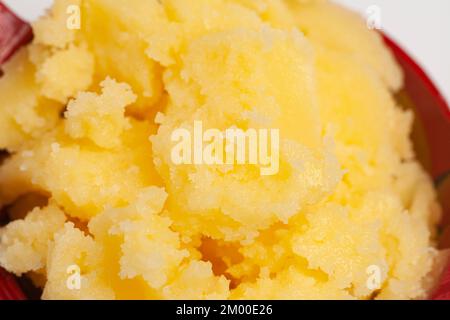 Hausgemachtes geschmolzenes Ghee, gebrannte Butter, Nahaufnahme des Hintergrunds von Makrokost Stockfoto