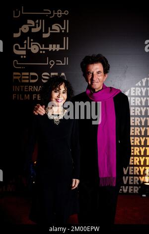 Jack lang und seine Frau Monique gehen über den roten Teppich, wenn sie am 1.. Dezember 2022 zur Eröffnungszeremonie des 2.. Rotmeer-Filmfestivals in Jeddah, Saudi-Arabien, ankommen. Foto: Balkis Press/ABACAPRESS.COM Stockfoto