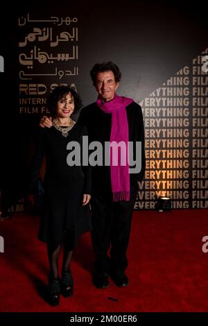 Jack lang und seine Frau Monique gehen über den roten Teppich, wenn sie am 1.. Dezember 2022 zur Eröffnungszeremonie des 2.. Rotmeer-Filmfestivals in Jeddah, Saudi-Arabien, ankommen. Foto: Balkis Press/ABACAPRESS.COM Stockfoto