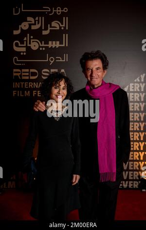 Jack lang und seine Frau Monique gehen über den roten Teppich, wenn sie am 1.. Dezember 2022 zur Eröffnungszeremonie des 2.. Rotmeer-Filmfestivals in Jeddah, Saudi-Arabien, ankommen. Foto: Balkis Press/ABACAPRESS.COM Stockfoto