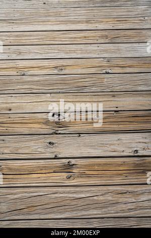 Destin, Florida - Horizontale Holzbohlen. Nahaufnahme eines Holzbodens, der horizontal von oben ausgerichtet ist. Stockfoto