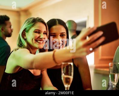 Party, Telefon oder Freunde machen ein Selfie für Social-Media-Inhalte oder um Happy-Profile-Bilder auf der Ladies Night zu posten. Veranstaltung, Mädchen oder Frauen machen ein Foto Stockfoto