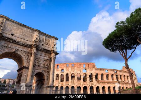 Der Konstantinsbogen und das Kolosseum in Rom, Italien. Stockfoto